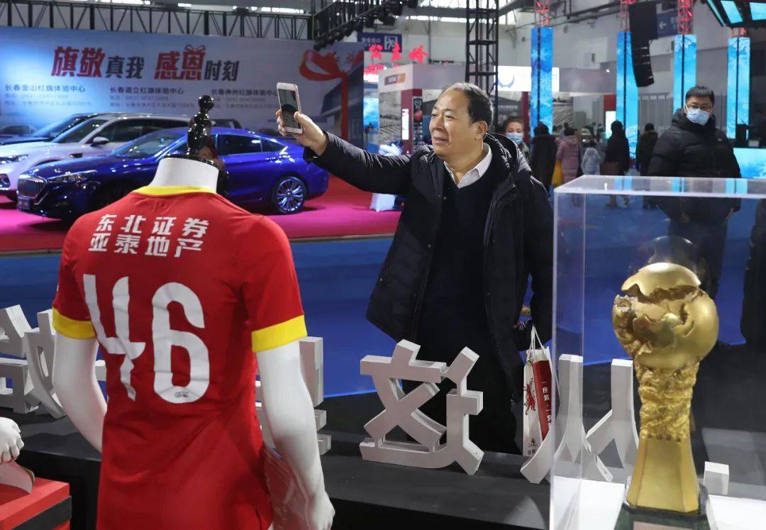 【太阳集团tyc】
【亚泰故事】父与子一起“逛”雪博会 讲述他们与长春亚泰的故事(图2)