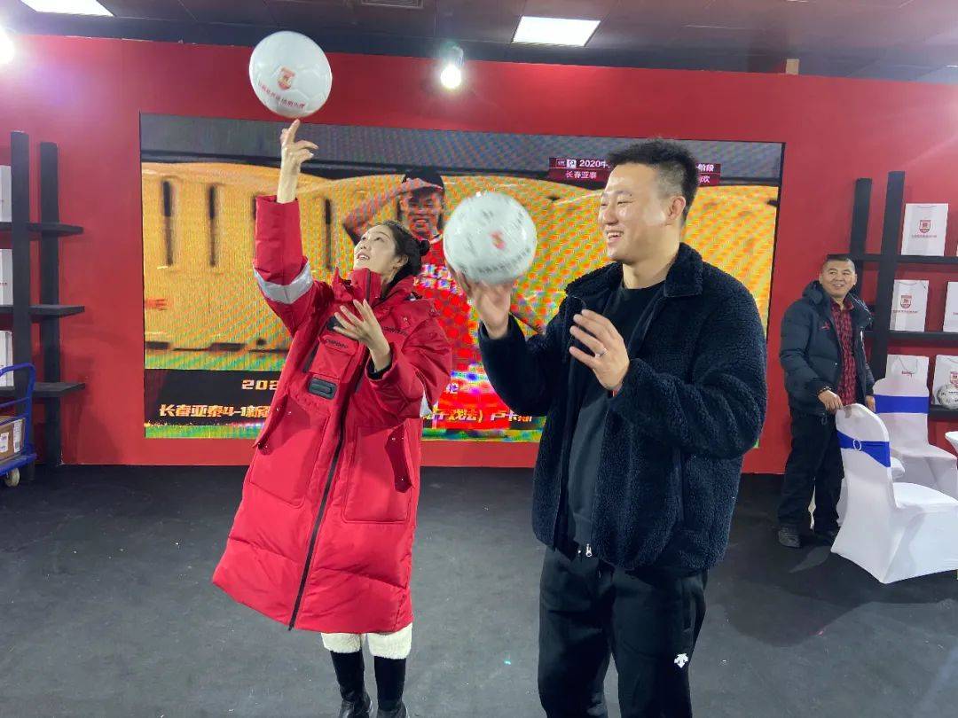 【太阳集团tyc】
【亚泰故事】父与子一起“逛”雪博会 讲述他们与长春亚泰的故事(图11)