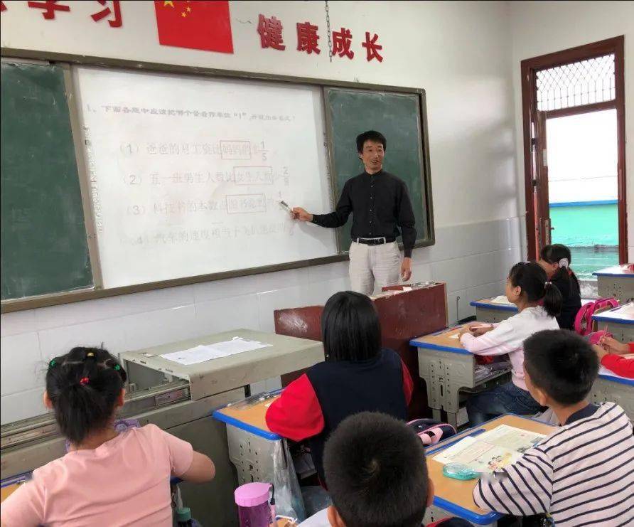 新洲卓越教师——程勇明“太阳成官网”(图5)
新洲卓越教师——程勇明“太阳成官网”(图5)