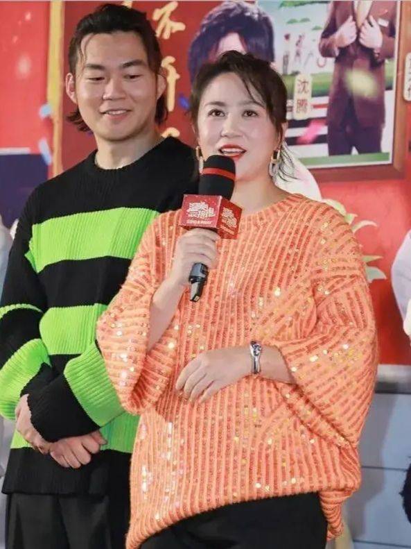 太阳集团tyc|*
马丽产后又晒照片 穿亮片针织衫配条短裤 近年轻人活的还时髦！(图2)