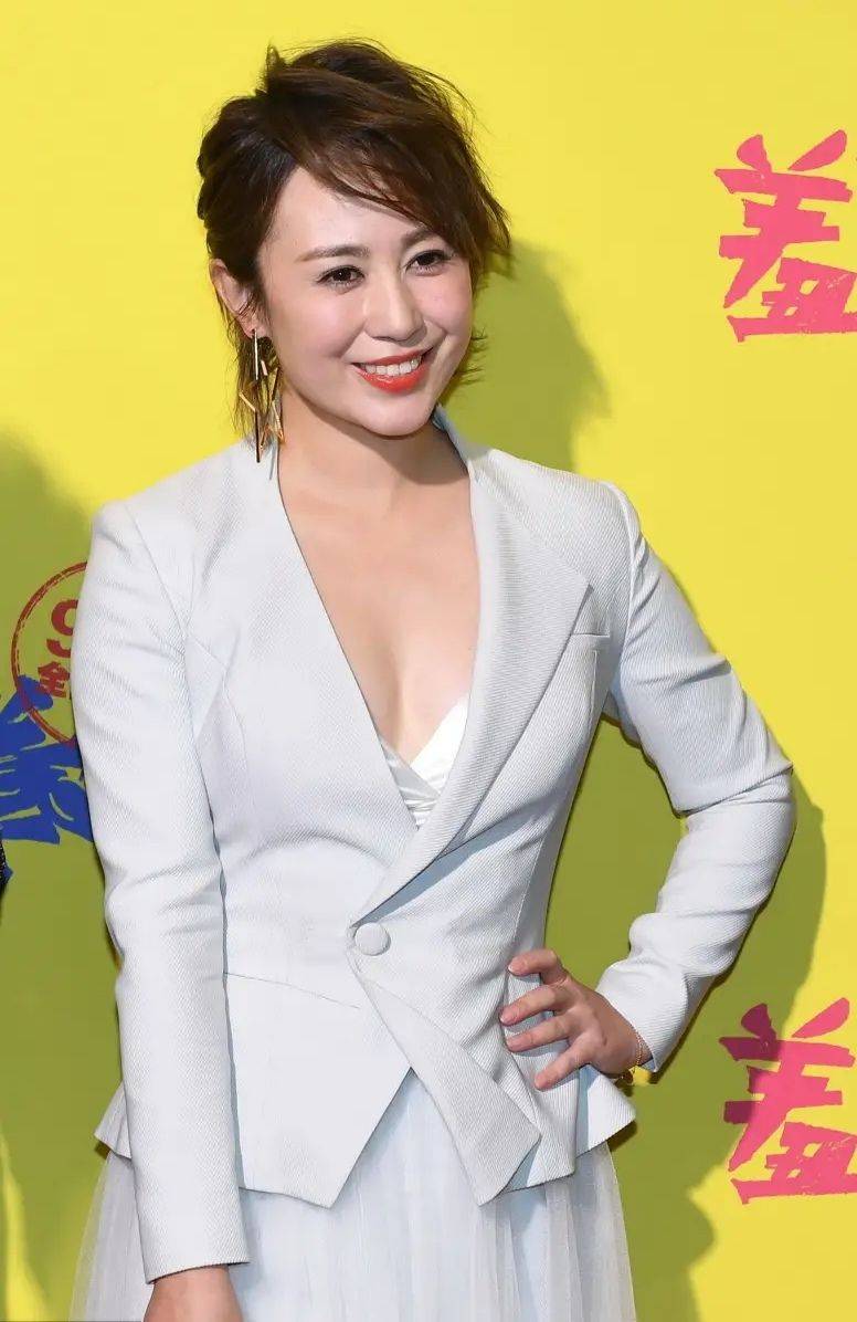 太阳集团tyc|*
马丽产后又晒照片 穿亮片针织衫配条短裤 近年轻人活的还时髦！(图5)