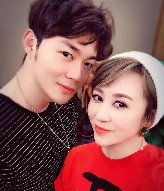 太阳集团tyc|*
马丽产后又晒照片 穿亮片针织衫配条短裤 近年轻人活的还时髦！(图6)