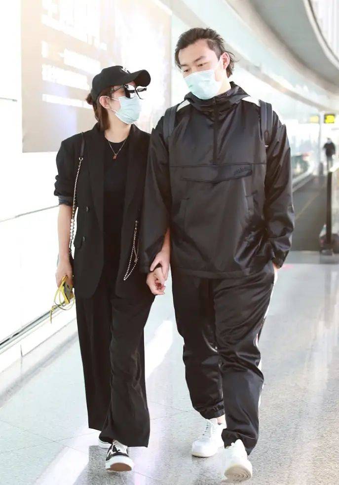 太阳集团tyc|*
马丽产后又晒照片 穿亮片针织衫配条短裤 近年轻人活的还时髦！(图7)