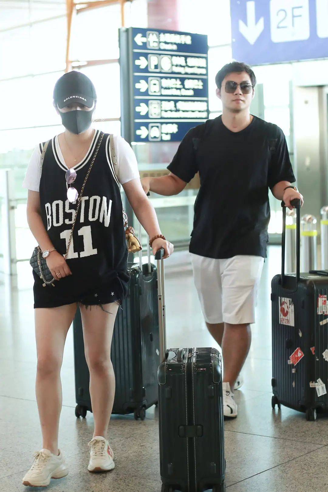 太阳集团tyc|*
马丽产后又晒照片 穿亮片针织衫配条短裤 近年轻人活的还时髦！(图9)