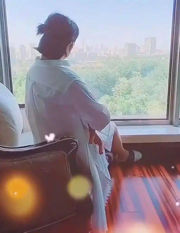 太阳集团tyc|*
马丽产后又晒照片 穿亮片针织衫配条短裤 近年轻人活的还时髦！(图11)