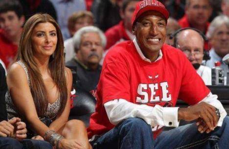 NBA最尤物妻 放弃20年婚姻生活 与28岁强壮黑人球星恋爱‘太阳成官网’(图2)
NBA最尤物妻 放弃20年婚姻生活 与28岁强壮黑人球星恋爱‘太阳成官网’(图2)