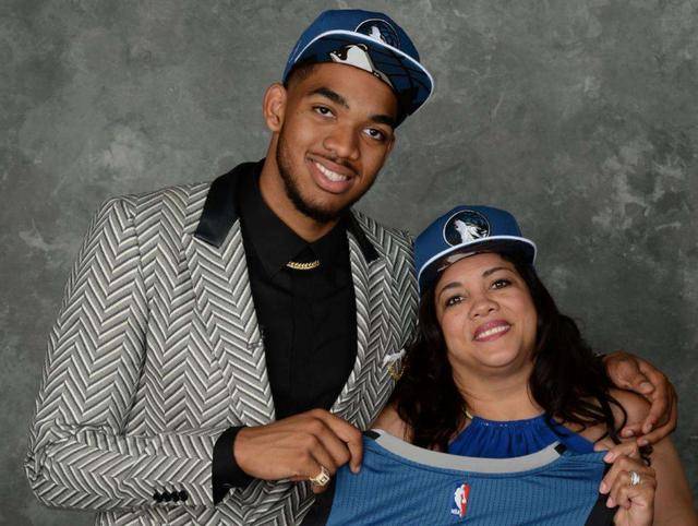 太阳成官网:
NBA巨星母亲因病去世 保罗领衔众球星齐致哀(图1) 太阳成官网:
NBA巨星母亲因病去世 保罗领衔众球星齐致哀(图1)