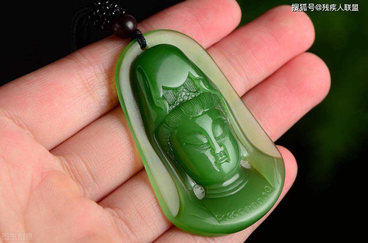 
朋侪景点30000的翡翠观音吊坠 300拿下 不喜欢还天天戴 镇嘴：太阳成集团tyc(图2)