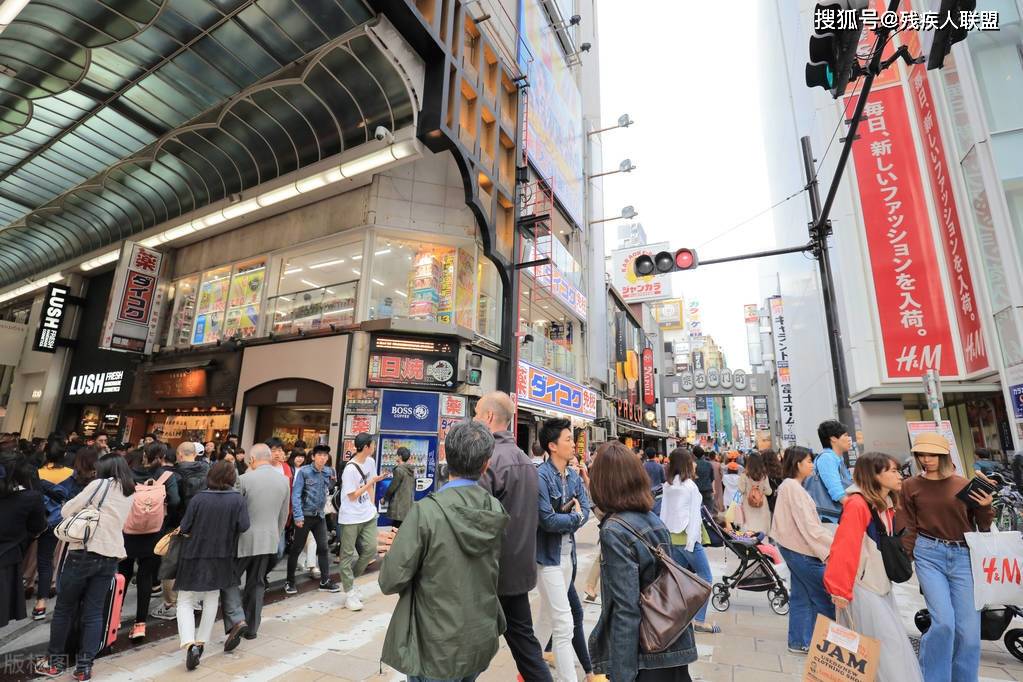 
朋侪景点30000的翡翠观音吊坠 300拿下 不喜欢还天天戴 镇嘴：太阳成集团tyc(图3)