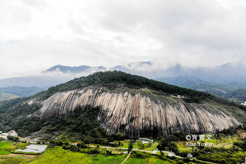 
广东肇庆有块大斑石 有80个足球场巨细 被誉为天下第一石‘太阳成集团tyc’(图1)