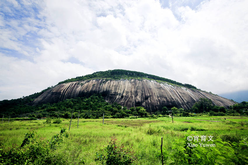 
广东肇庆有块大斑石 有80个足球场巨细 被誉为天下第一石‘太阳成集团tyc’(图3)