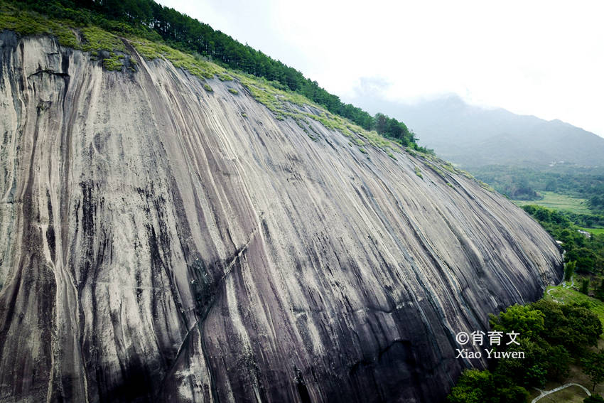 
广东肇庆有块大斑石 有80个足球场巨细 被誉为天下第一石‘太阳成集团tyc’(图5)