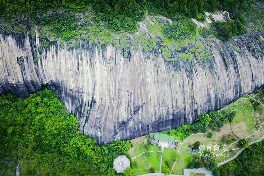 
广东肇庆有块大斑石 有80个足球场巨细 被誉为天下第一石‘太阳成集团tyc’(图7)