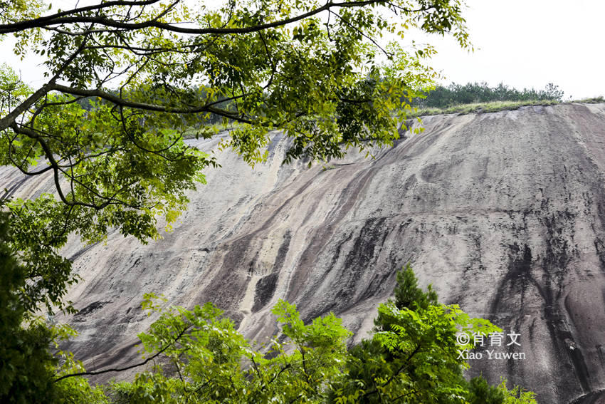 
广东肇庆有块大斑石 有80个足球场巨细 被誉为天下第一石‘太阳成集团tyc’(图8)
