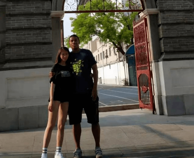 【太阳成官网】
CBA球星女友 面容甜美身材高挑 却钟爱黑肤色！(图5)