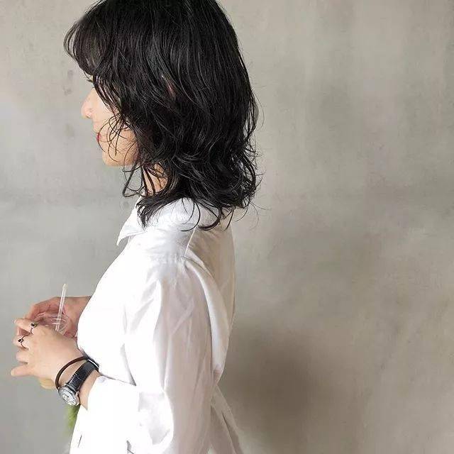 太阳集团tyc|
盛行的这些短发发型设计搭配 每一款都很减龄！(图28)