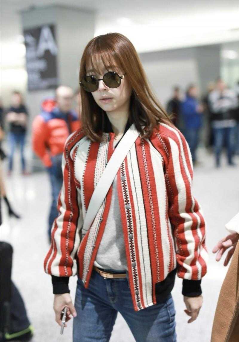 太阳成官网-
林心如真是“稚嫩脸” 穿红白条纹棒球服走机场 比当妈前更年轻(图2) 太阳成官网-
林心如真是“稚嫩脸” 穿红白条纹棒球服走机场 比当妈前更年轻(图2)