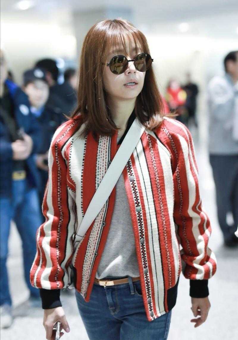 太阳成官网-
林心如真是“稚嫩脸” 穿红白条纹棒球服走机场 比当妈前更年轻(图4) 太阳成官网-
林心如真是“稚嫩脸” 穿红白条纹棒球服走机场 比当妈前更年轻(图4)