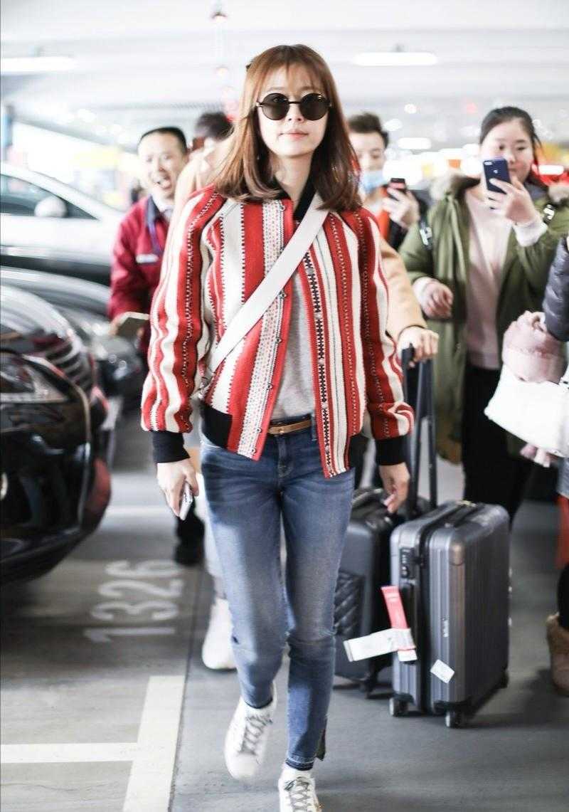 太阳成官网-
林心如真是“稚嫩脸” 穿红白条纹棒球服走机场 比当妈前更年轻(图5) 太阳成官网-
林心如真是“稚嫩脸” 穿红白条纹棒球服走机场 比当妈前更年轻(图5)