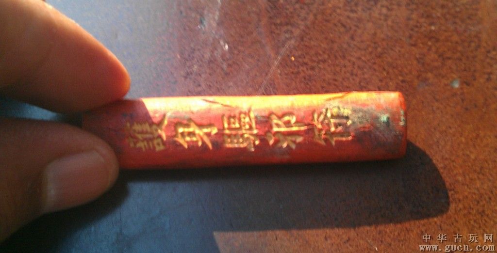 “太阳集团tyc”玛丽亚·凯莉冒狂风赴港 与老公恩爱牵手(图4) 太阳集团tyc