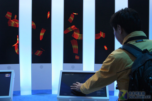 “太阳集团tyc”玛丽亚·凯莉冒狂风赴港 与老公恩爱牵手(图1) 太阳成官网