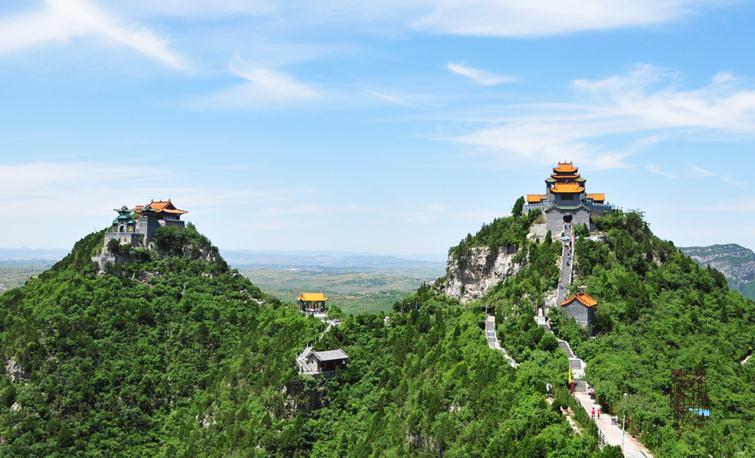 “太阳集团tyc”玛丽亚·凯莉冒狂风赴港 与老公恩爱牵手(图2) 太阳成集团tyc