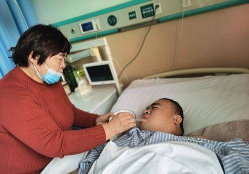 亚运会举重冠军突发重病 妻子捡废品凑钱住院_太阳成集团tyc(图2)
亚运会举重冠军突发重病 妻子捡废品凑钱住院_太阳成集团tyc(图2)