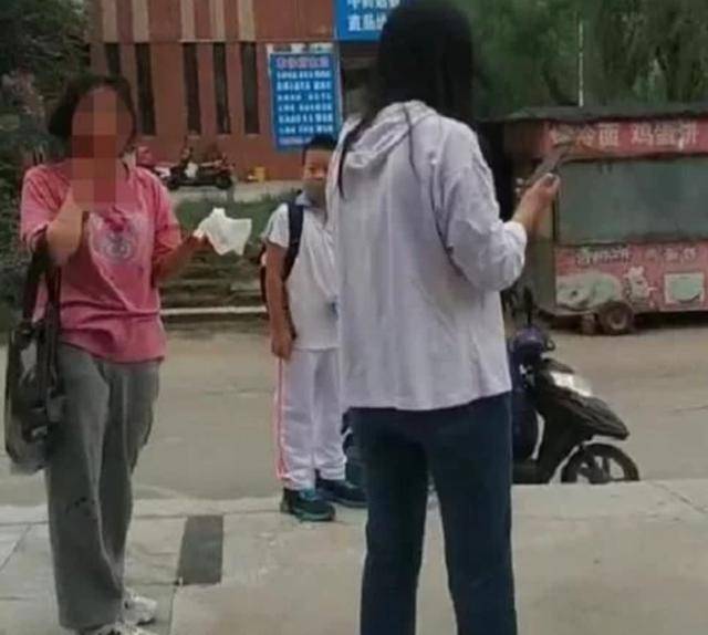 残忍！辽宁一女学生在街上割喉后被陌生男子抢劫 警方回应说:有人抓住了它“太阳集团tyc”(图4)