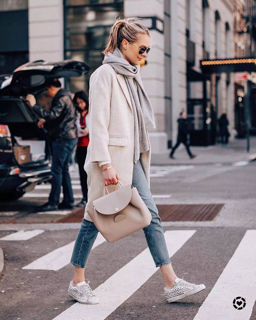 大衣+运动鞋才是今冬最火混搭套路 时髦炸!‘太阳成集团tyc’(图2)
大衣+运动鞋才是今冬最火混搭套路 时髦炸!‘太阳成集团tyc’(图2)