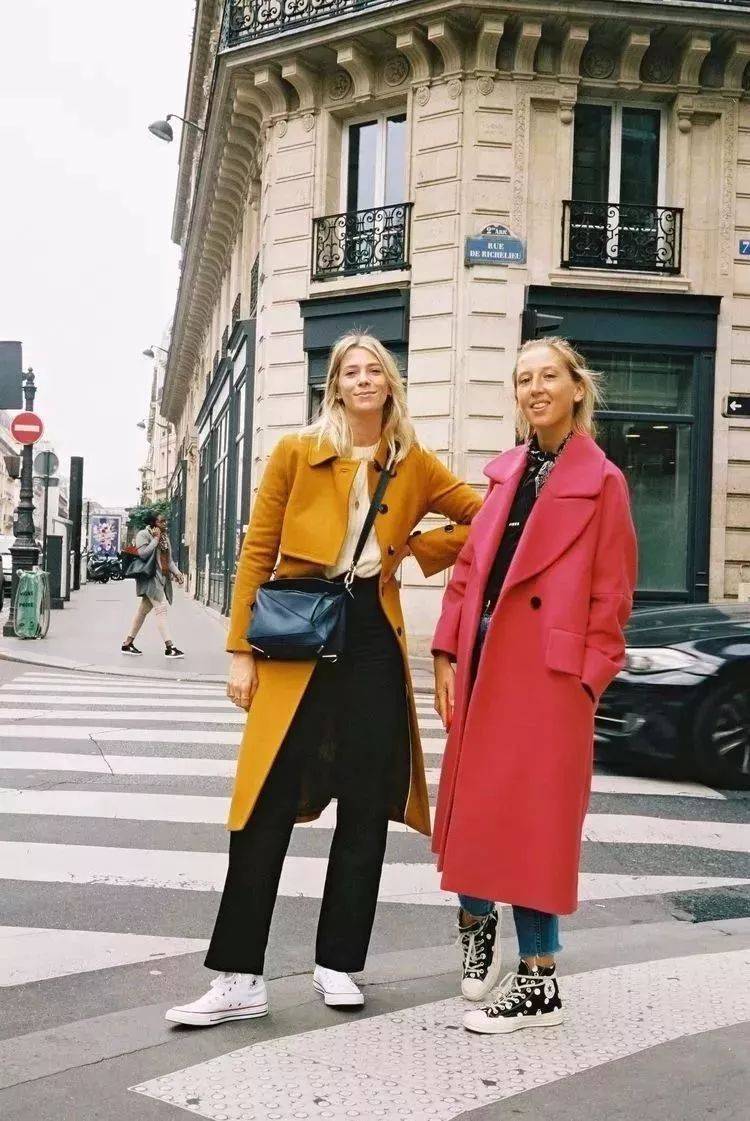 大衣+运动鞋才是今冬最火混搭套路 时髦炸!‘太阳成集团tyc’(图7)
大衣+运动鞋才是今冬最火混搭套路 时髦炸!‘太阳成集团tyc’(图7)