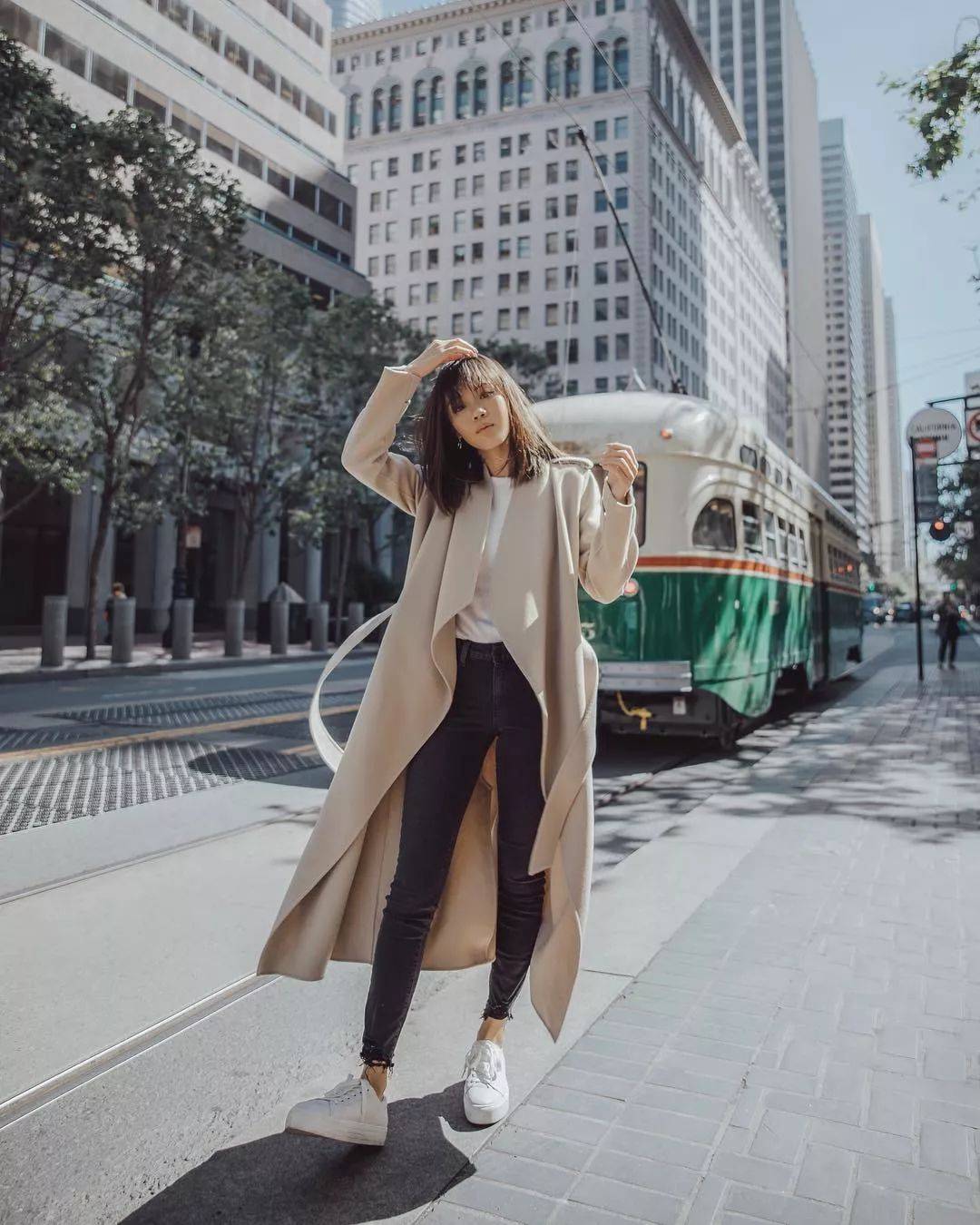 大衣+运动鞋才是今冬最火混搭套路 时髦炸!‘太阳成集团tyc’(图10)
大衣+运动鞋才是今冬最火混搭套路 时髦炸!‘太阳成集团tyc’(图10)