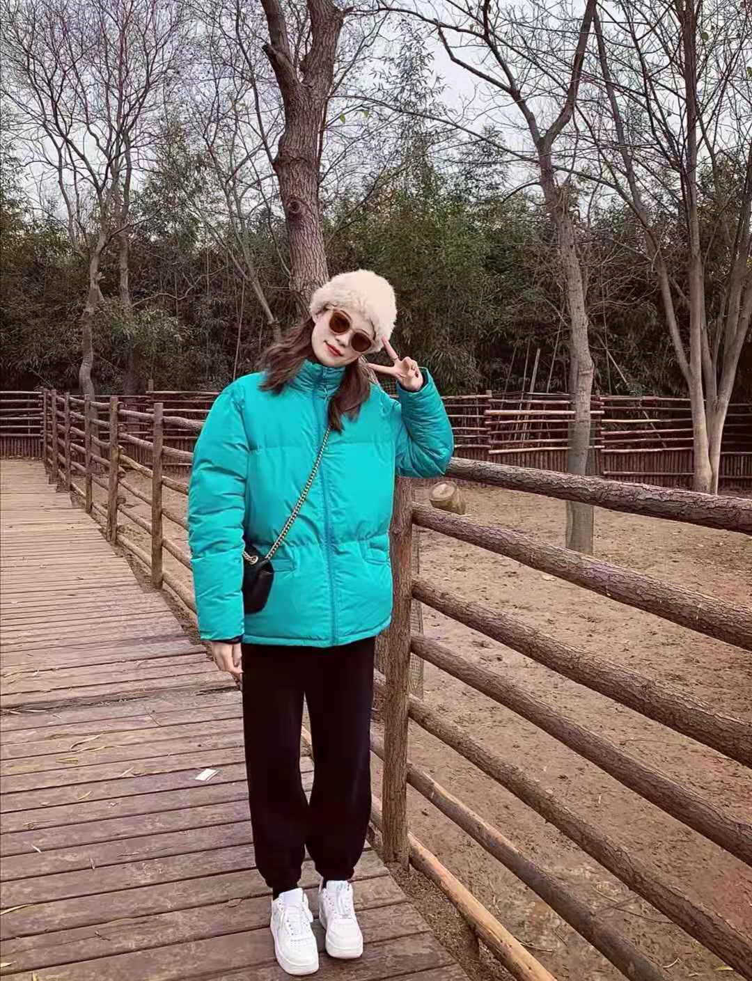 
蓝色羽绒服搭配什么裤子和鞋子悦目：太阳成集团tyc(图1)