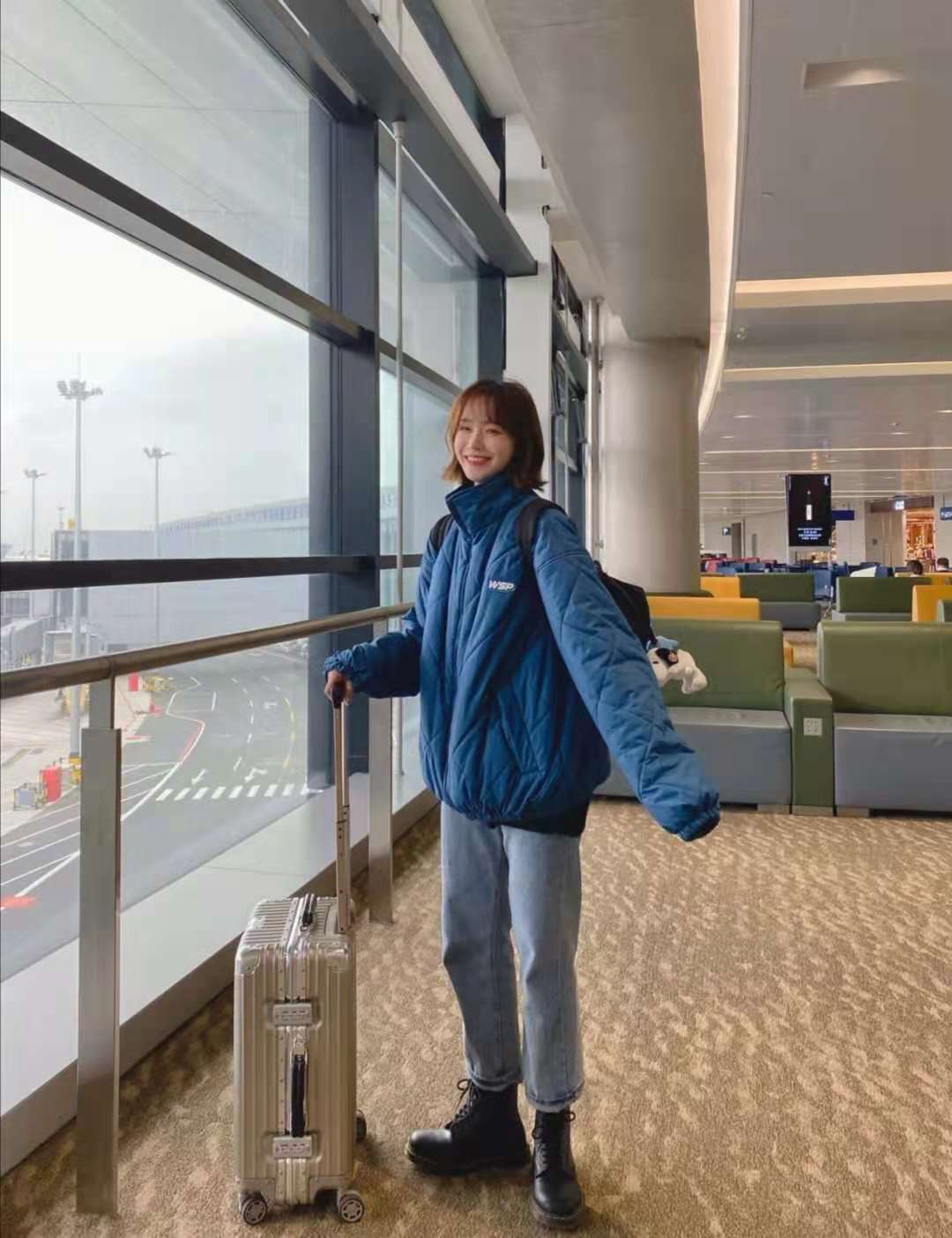 
蓝色羽绒服搭配什么裤子和鞋子悦目：太阳成集团tyc(图2)