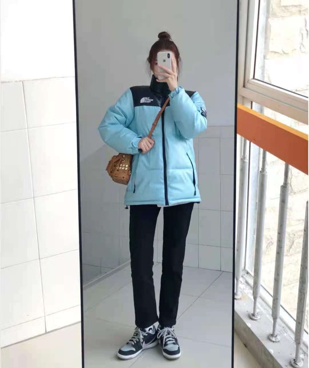 
蓝色羽绒服搭配什么裤子和鞋子悦目：太阳成集团tyc(图4)