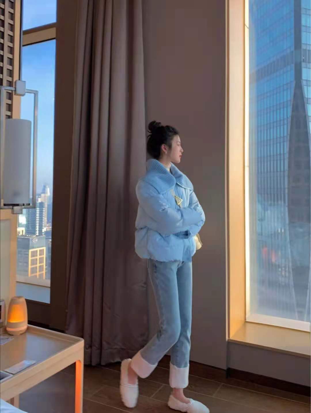 
蓝色羽绒服搭配什么裤子和鞋子悦目：太阳成集团tyc(图6)