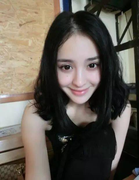 
女人味中分短发烫发发型图片_太阳成集团tyc(图4)