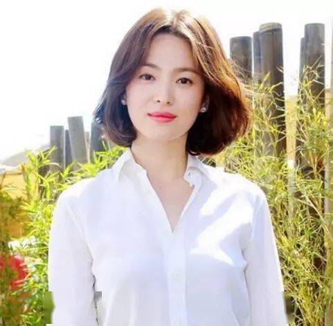 
女人味中分短发烫发发型图片_太阳成集团tyc(图5)