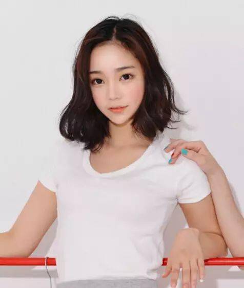
女人味中分短发烫发发型图片_太阳成集团tyc(图6)